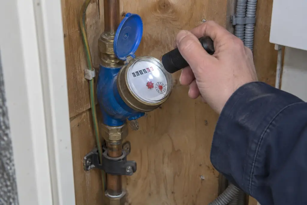 Lekdetectie Noordwijk – watermeter in de meterkast controleren met een zaklamp